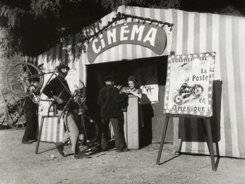 Jacques Tati, François le Facteur Devant le Cinéma Itinérant © YellowKorner