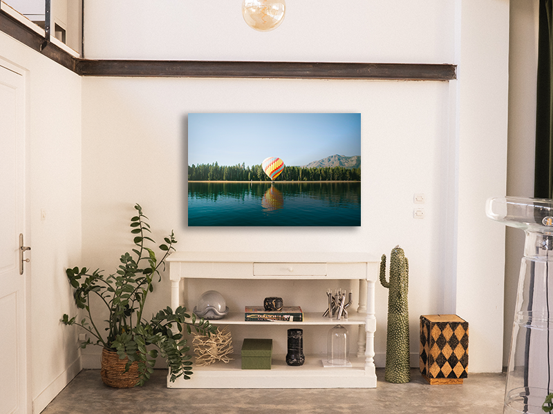 Tirage photo de paysage grand format repr&eacute;sentant une montgolfi&egrave;re au-dessus d'un lac, expos&eacute; en d&eacute;coration murale dans un salon.