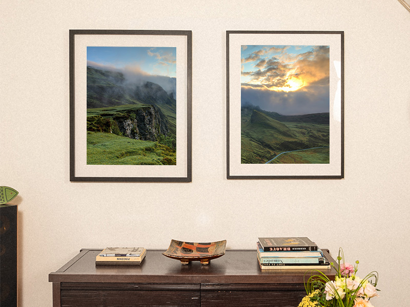 Dos impresiones fotogr&aacute;ficas de paisajes de monta&ntilde;a en formato vertical, enmarcadas con paspart&uacute; como decoraci&oacute;n de pared.